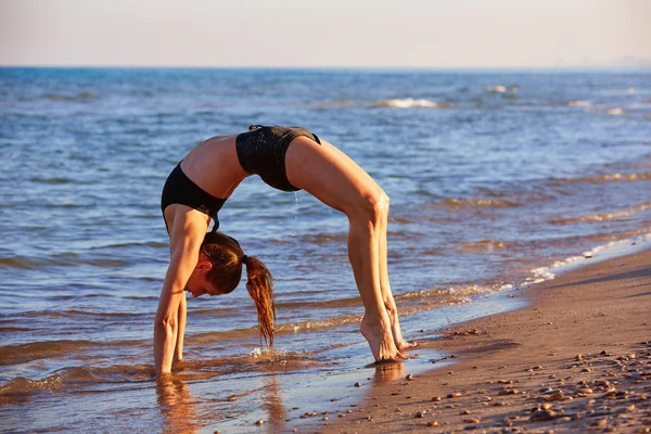 Pilates yoga esercizio di allenamento all'aperto sulla spiaggia — Foto Stock