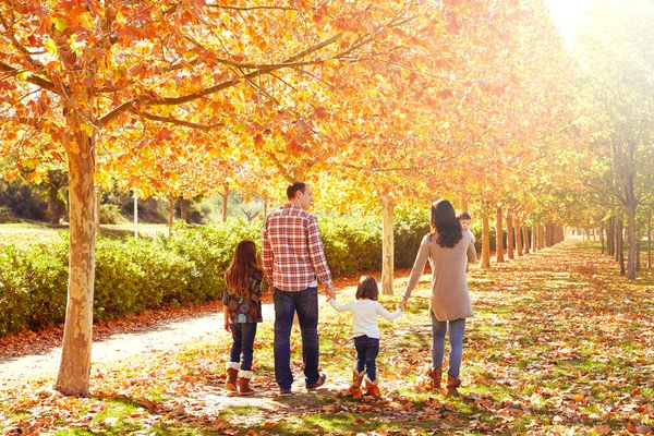 家庭在秋天的公园散步 — 图库照片