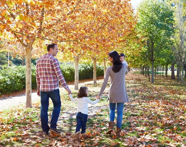 Familjen promenader i en park på hösten — Stockfoto