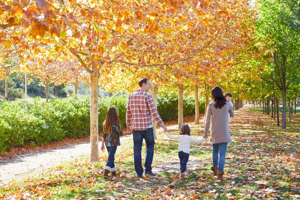 Οικογένεια περπάτημα σε ένα φθινόπωρο Παρκ — Φωτογραφία Αρχείου