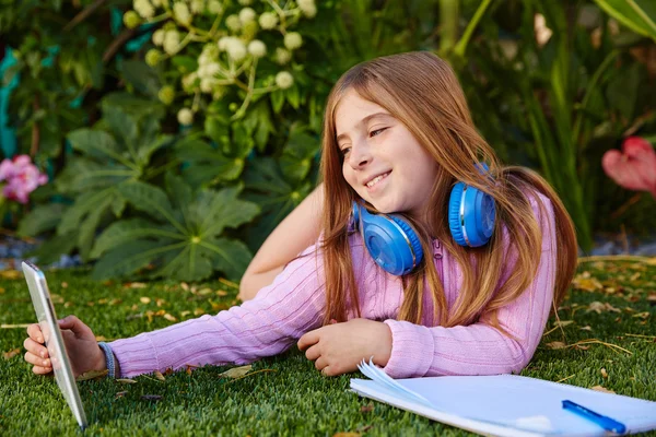 Blond liten flicka selfie foto med TabletPC på gräs — Stockfoto