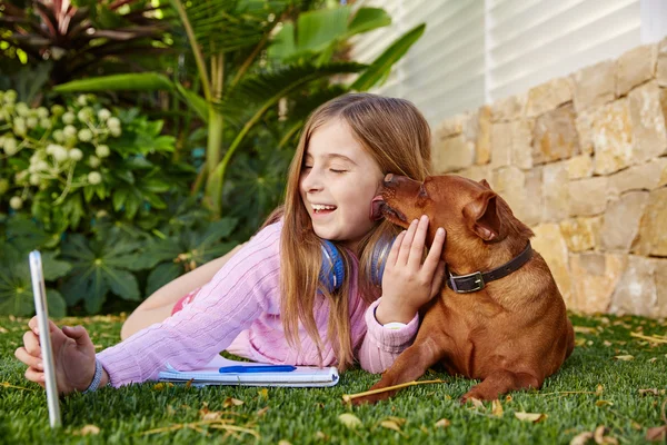 Rubia niña selfie foto tableta PC y perro — Foto de Stock