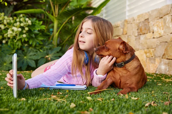 Loira criança menina selfie foto tablet pc e cão — Fotografia de Stock