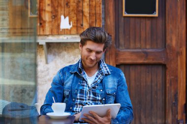Tablet pc dokunma bir kafede olan genç adam