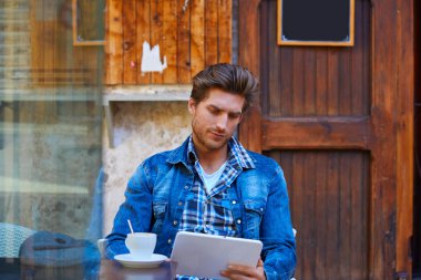 Tablet pc dokunma bir kafede olan genç adam