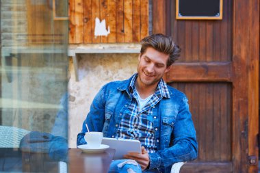 Tablet pc dokunma bir kafede olan genç adam