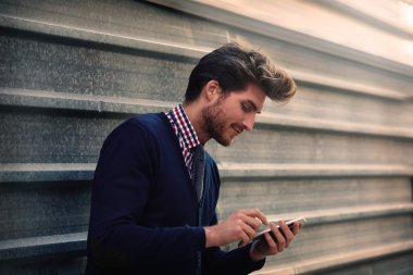 Genç işadamı manifatura smartphone telefon