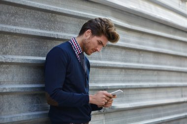 Genç işadamı manifatura smartphone telefon