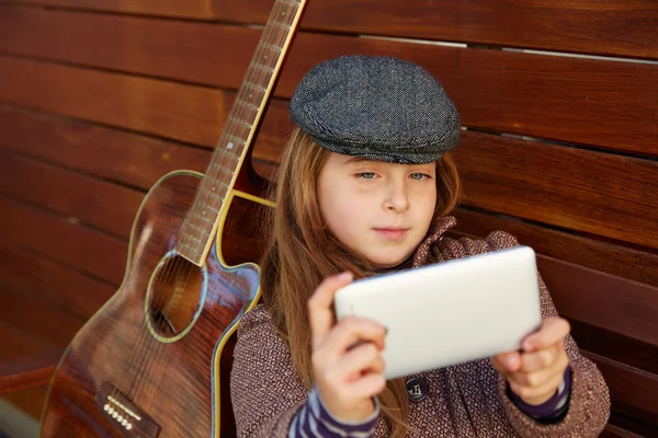 Menina criança loira tomando selfie guitarra e boina de inverno — Fotografia de Stock
