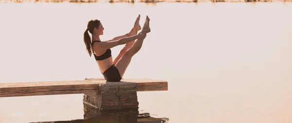 Pilates yoga träning motion utomhus — Stockfoto