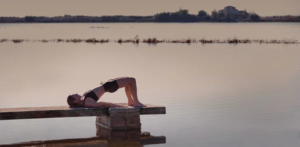 Yoga Pilates training oefening buiten — Stockfoto