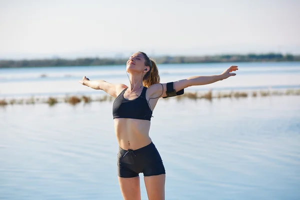 Жінка-бігунка розслабляється після тренування на відкритому повітрі — стокове фото
