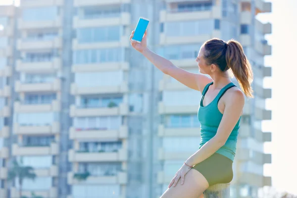 Corredor chica teniendo un descanso tiro selfie — Foto de Stock