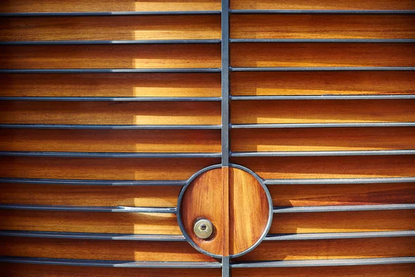 Cerca detalle de la puerta con hierro y madera —  Fotos de Stock