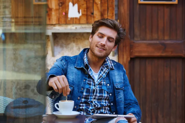 Hombre joven con la tableta pc toque en un café —  Fotos de Stock