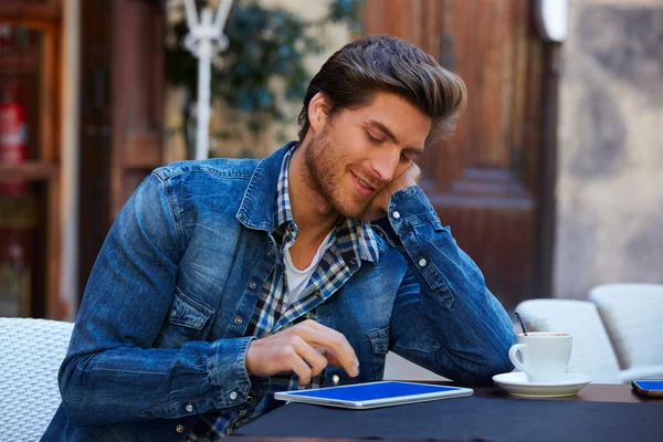 Молодой человек с планшетным ПК прикоснуться в кафе — стоковое фото