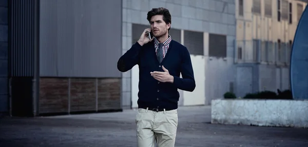 Young businessman talking smartphone walking — Stock Photo, Image
