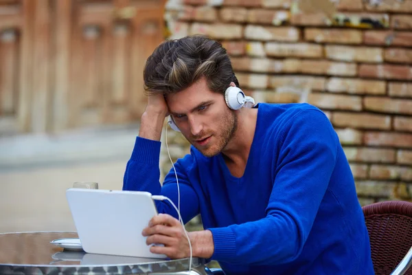 カフェでのタブレット pc のタッチを持つ若者 — ストック写真