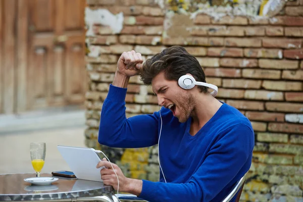 Tablet pc ile genç erkek elini müzik dinleme — Stok fotoğraf