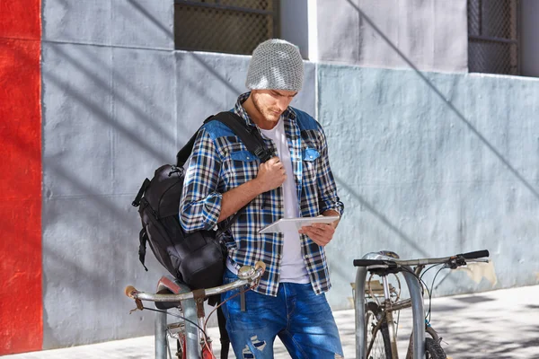 Tablet pc dokunma bir bisiklet kullanan genç adam — Stok fotoğraf
