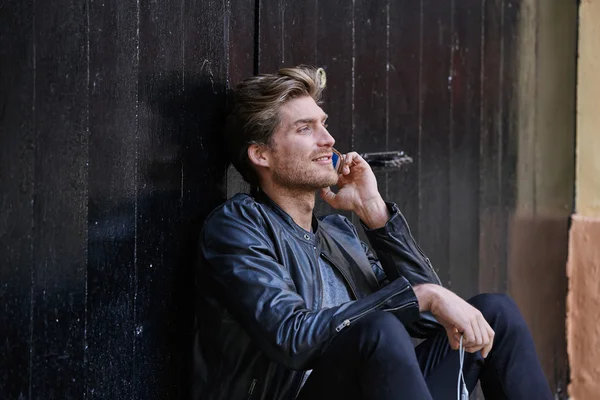 Young smartphone man sitting street — Stock Photo, Image