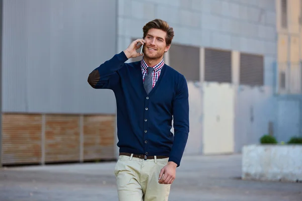 Joven hombre de negocios hablando teléfono inteligente caminando —  Fotos de Stock