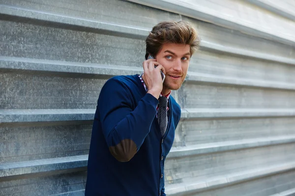 Młody biznesmen rozmowy telefonu smartphone — Zdjęcie stockowe
