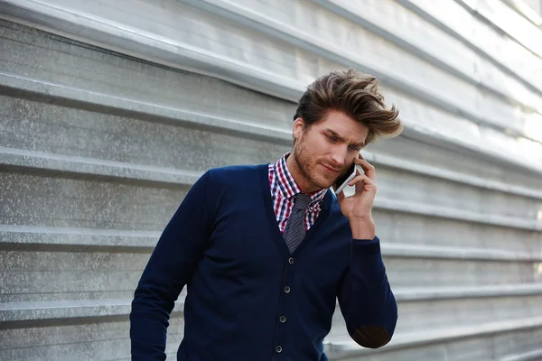 Joven hombre de negocios hablando teléfono inteligente — Foto de Stock