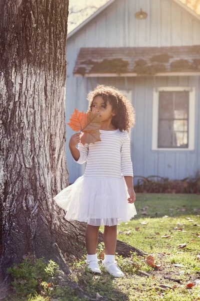 Niño niña con hoja de otoño jugando al aire libre —  Fotos de Stock