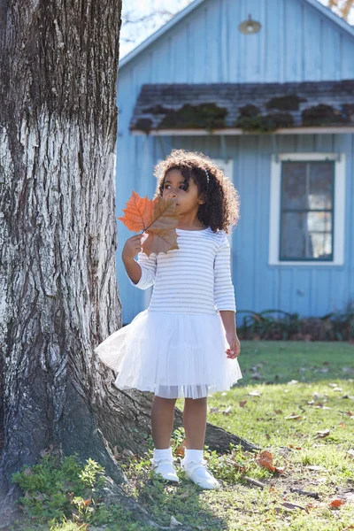 Enfant tout-petit fille avec feuille d'automne jouant en plein air — Photo