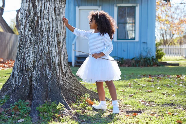 Kid flicka med gren stick spela utomhus — Stockfoto