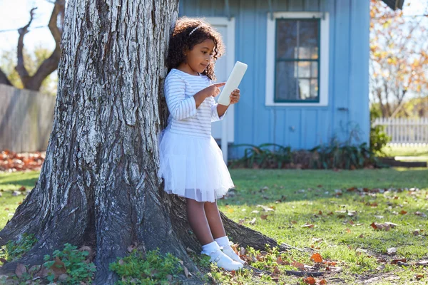 Kid barn girl med TabletPC spelar utomhus — Stockfoto