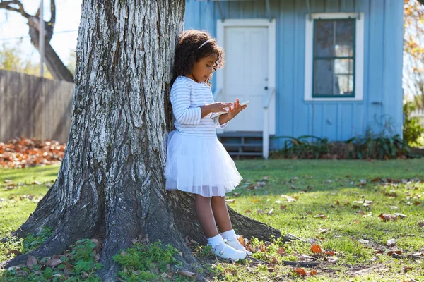 Enfant tout-petit fille avec tablette pc jouer en plein air — Photo