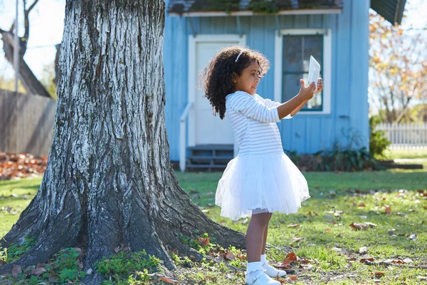 Kind Kleinkind Mädchen mit Tablet-PC spielt im Freien — Stockfoto