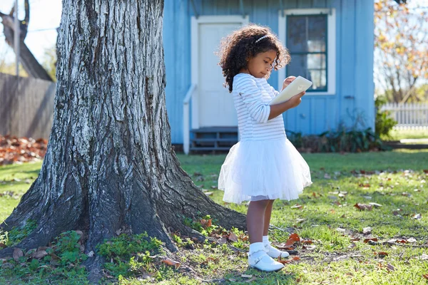 Kid toddler girl with tablet pc playing outdoor — Stock Photo, Image