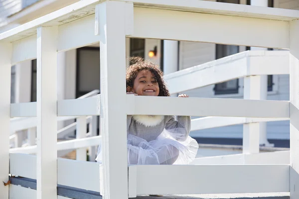 Barn barn girl spela gömma sig bakom ett staket — Stockfoto