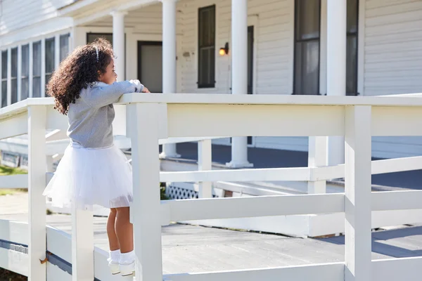 Kid toddler girl playing climbing a fence outdoor — Stock Photo, Image