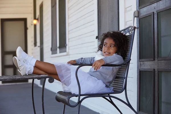 Kind Mädchen sitzt in der Park-Haus-Veranda — Stockfoto