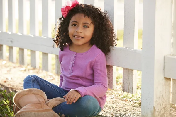 Gelukkig peuter jongen meisje portret in een park-hek — Stockfoto