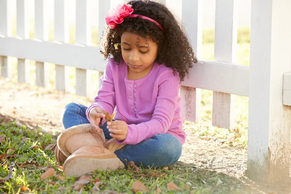 公園のフェンスの幼児子供少女の肖像画 — ストック写真