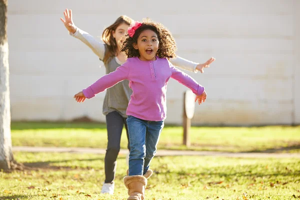 Multi ethnic kid girls playing running in park — Stock Photo, Image