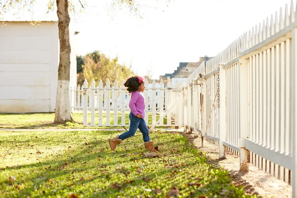 Gamin fille tout-petit jouer courir dans parc extérieur — Photo