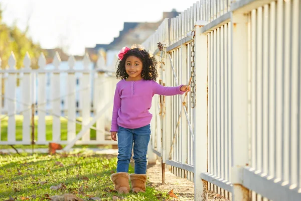 Criança criança menina retrato em uma cerca do parque — Fotografia de Stock