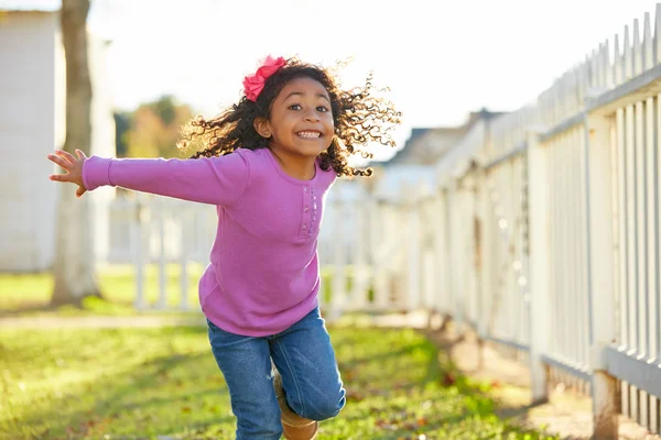 Gamin fille tout-petit jouer courir dans parc extérieur — Photo