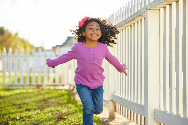 Niño niña niño jugando corriendo en parque al aire libre —  Fotos de Stock