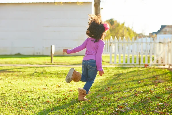 Kid flicka småbarn spelar körs i bakre parkutsikt — Stockfoto