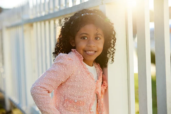 Criança feliz menina retrato em uma cerca do parque — Fotografia de Stock