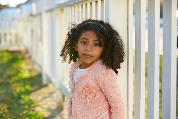 公園のフェンスで幸せな幼児子供少女の肖像画 — ストック写真