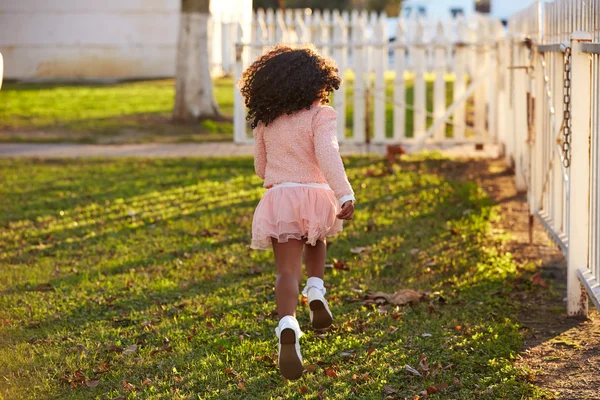 Kid flicka småbarn spelar körs i bakre parkutsikt — Stockfoto