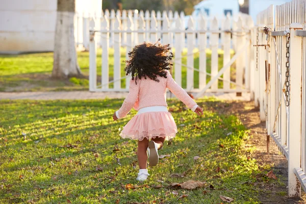 Niño niña niño jugando corriendo en parque vista trasera — Foto de Stock